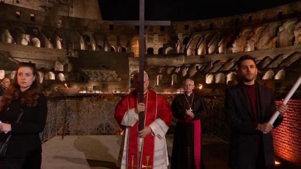 “Udha e Kryqit” në Kolose, për herë të parë Papa e mban vetë kryqin e vuajtjeve