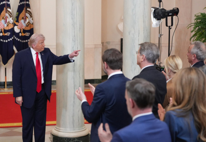 “Jemi në luftë”, Trump reagon pas rrëzimit të avionit amerikan: Nuk ndikon në negociata