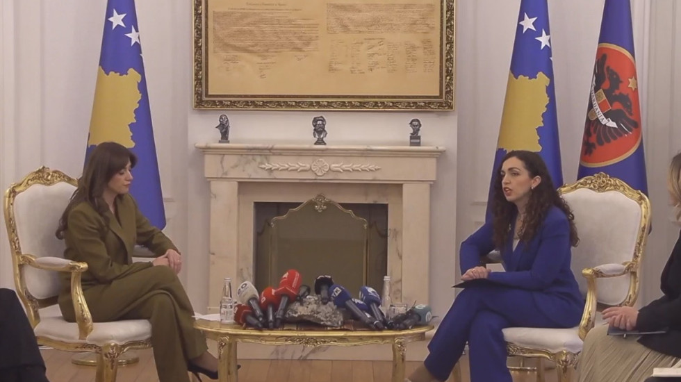 Vjosa Osmani përfundon mandatin si Presidente, ia kalon detyrën Albulena Haxhiut