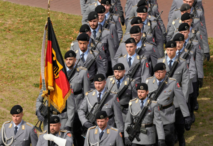 Prag lufte? Burrat gjermanë duhet t'i kërkojnë leje ushtrisë për t'u larguar nga vendi