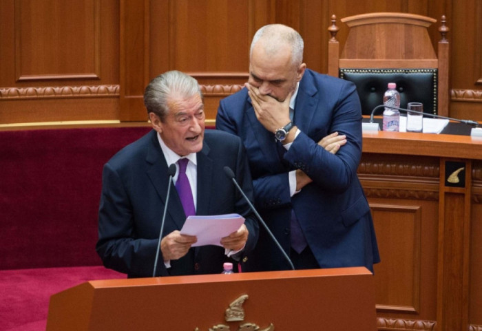 "Vizat i hoqëm ne", Berisha dhe Rama përplasen online