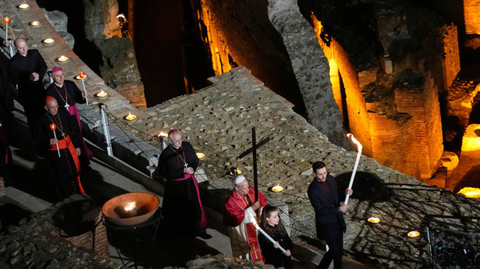 I pari në dekada, Papa Leoni mbarti Kryqin e së Premtes së Madhe në Koloseumin e Romës