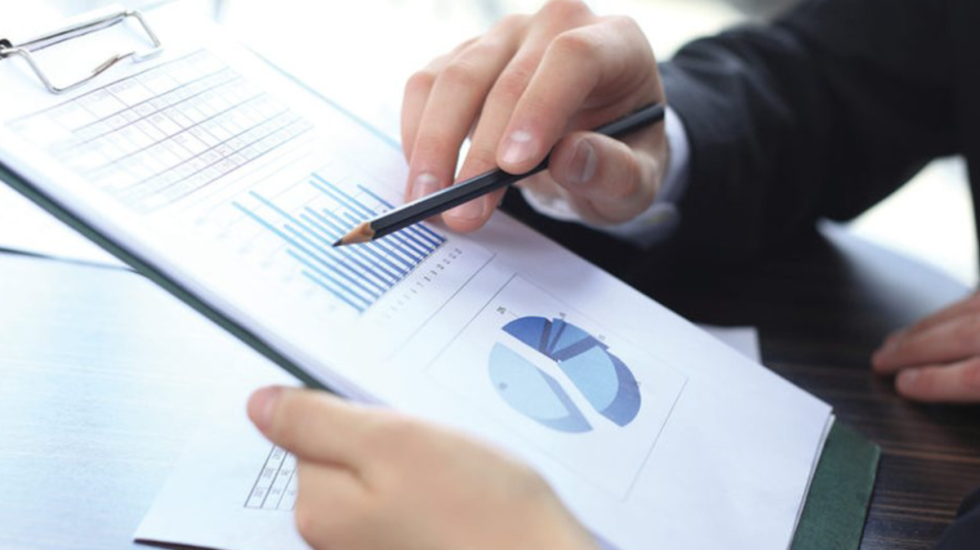 Edhe kapitali po “emigron”, investimet shqiptare jashtë vendit arritën rekord të ri në 2025