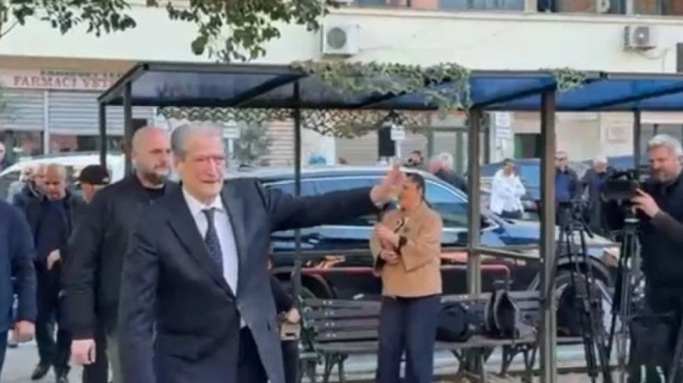 Berisha paraqitet në SPAK, ironizon Dumanin dhe Irena Gjokën: Brenda gjeta Ergys Agasin!