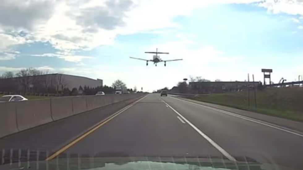 VIDEO/ Avioni ulet mes trafikut të makinave