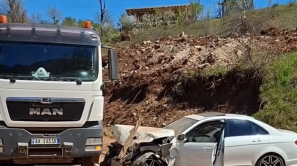 Shpejtësi skëterrë, Benzi përplaset me trajlerin që punonte për zgjerimin e rrugës