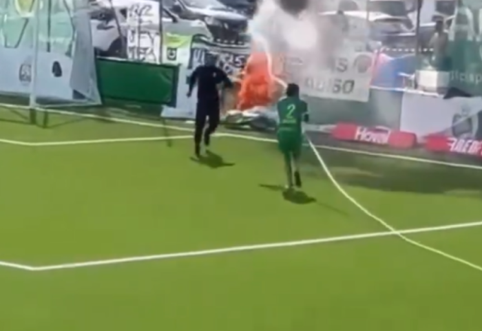 Ish-“ylli” i Interit bëhet zjarrfikës në mes të ndeshjes