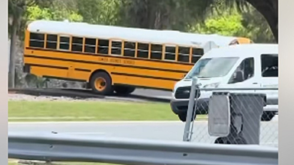 VIDEO- "Dëgjova dikë që bërtiti "treni", aksidenti i tmerrshëm i autobusit të shkollës në SHBA