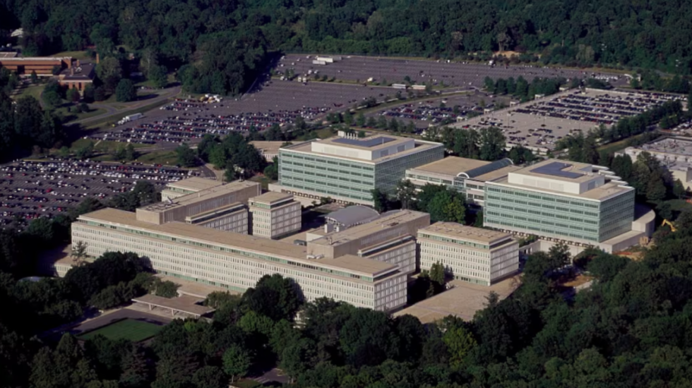 CIA kërkon punonjës, paga deri në 300 mijë dollarë