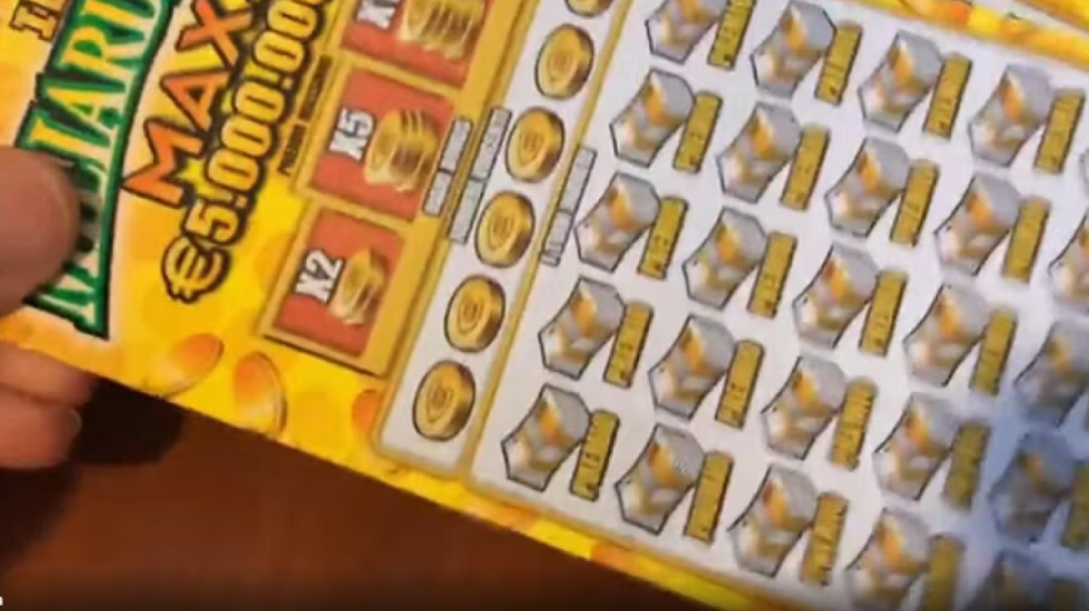 Kujtoi se fitoi 500 mijë euro në lotari dhe la të dashurin, për fat të keq bileta ishte humbëse