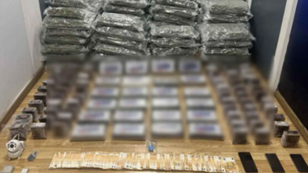 Kapen 2.5 milionë euro drogë në Athinë, shqiptari tenton t'i ikë policisë me forcë