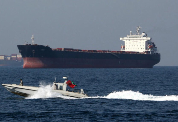 “Hormuzi mbetet i mbyllur”, New York Times: Asnjë cisternë nafte nuk ka kaluar