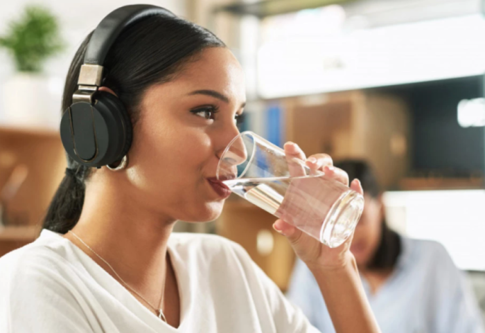 Ja pse duhet ta nisni ditën me një gotë uji