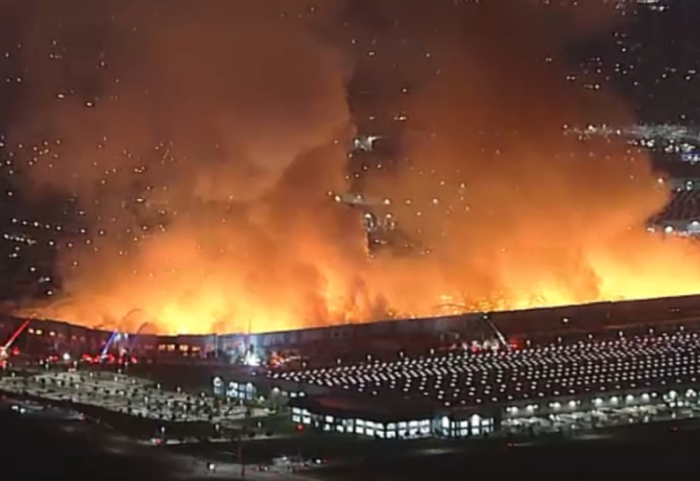 “Duhet të na paguanit më mirë”, punonjësi i zemëruar i vë flakën depos gjigande të letrës higjenike