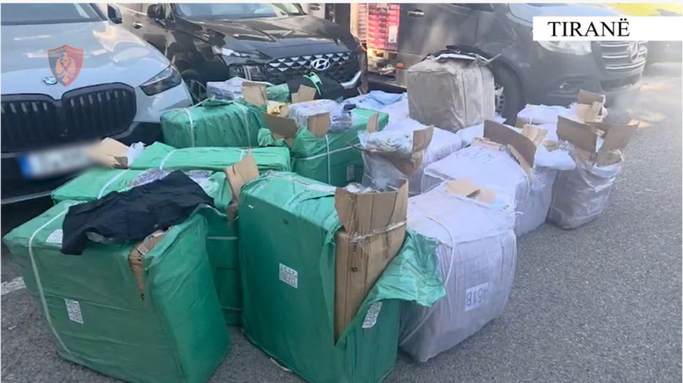 Veshje kontrabandë me vlerë 45 mijë euro, ndalohet në rrugën Tiranë- Elbasan i riu