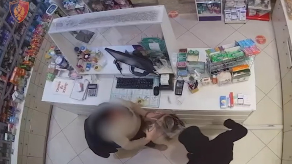 Kanos punonjësen e dyqanit me thikë dhe vjedh paratë, në pranga 42-vjeçari