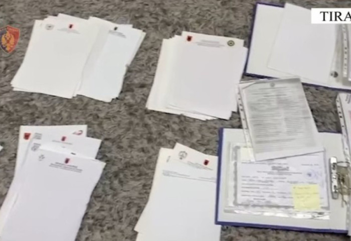 Zbulohet laboratori i falsifikimit të diplomave dhe licencave, arrestohet 51-vjeçari