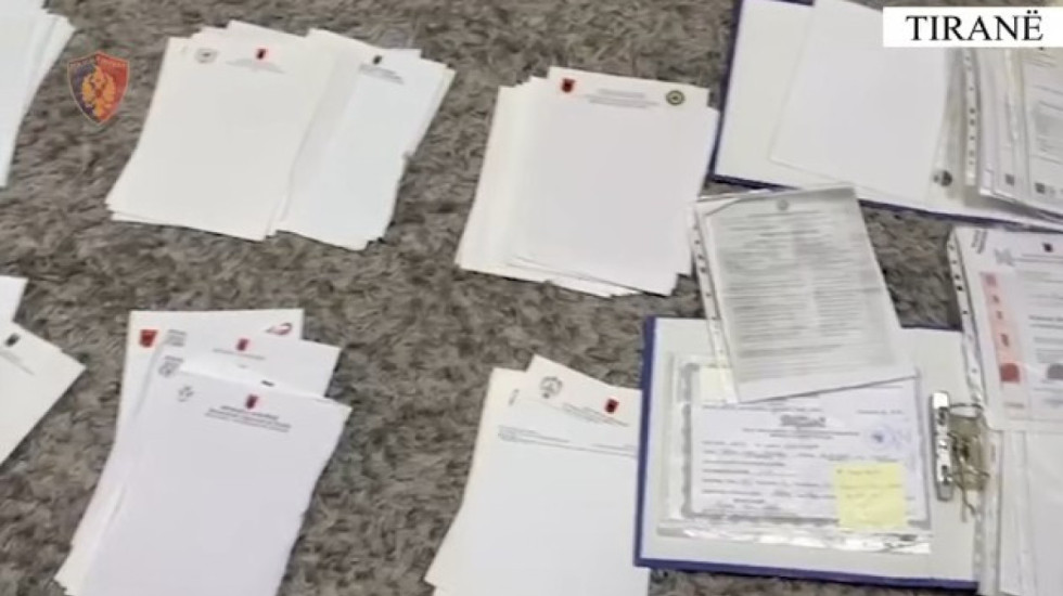 Zbulohet laboratori i falsifikimit të diplomave dhe licencave, arrestohet 51-vjeçari