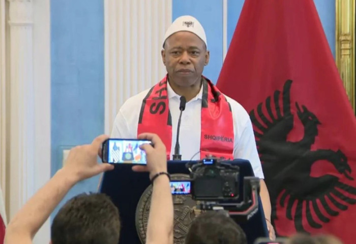 U dashurua me Shqipërinë pas vizitës në vitin 2025, ish-kryebashkiaku i New York merr pasaportën shqiptare