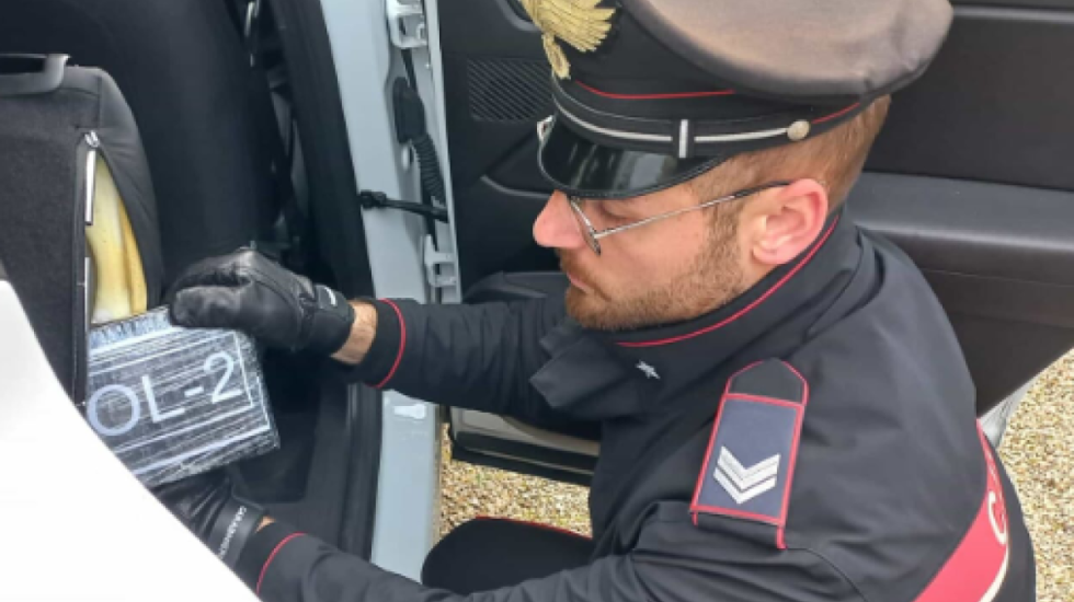 E kishin fshehur kokainën në sediljen e makinës, kapen shqiptarët në Itali