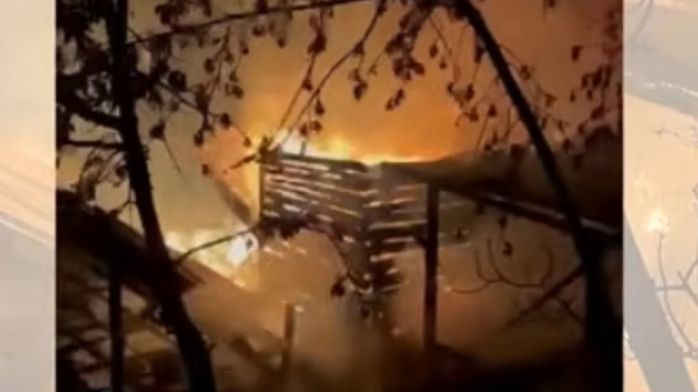 Defekt elektrik, shkrumbohet nga flakët bujtina në Librazhd