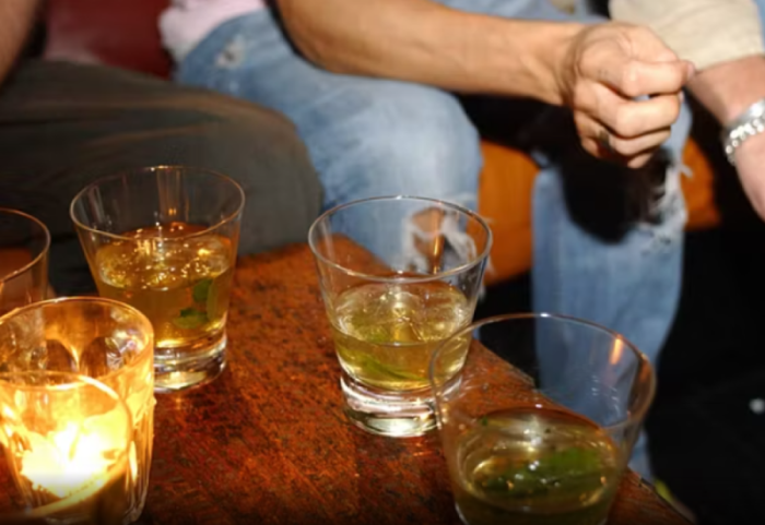 Shakaja pa kripë për pak përfundon në tragjedi, i mituri i jep shokut pijen me vaj motori