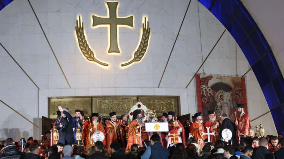 “Krishti u ngjall!” Besimtarët ortodoksë festojnë Pashkët