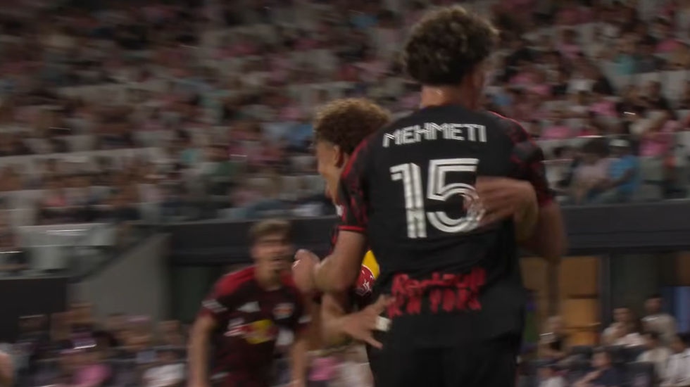 VIDEO/ Adoleshenti shqiptar “çmend” Messi-n në Amerikë