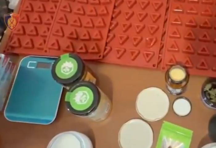 Shisnin drogë sintetike pranë shkollave, arreston 2 vëllezër në Durrës