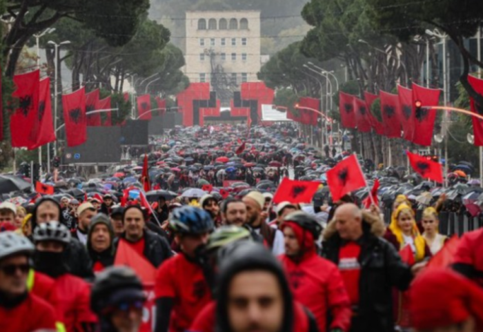 Diaspora mblidhet në Tiranë, Rama: Të strukturojmë një rrjet zemrash që rrahin për Shqipërinë
