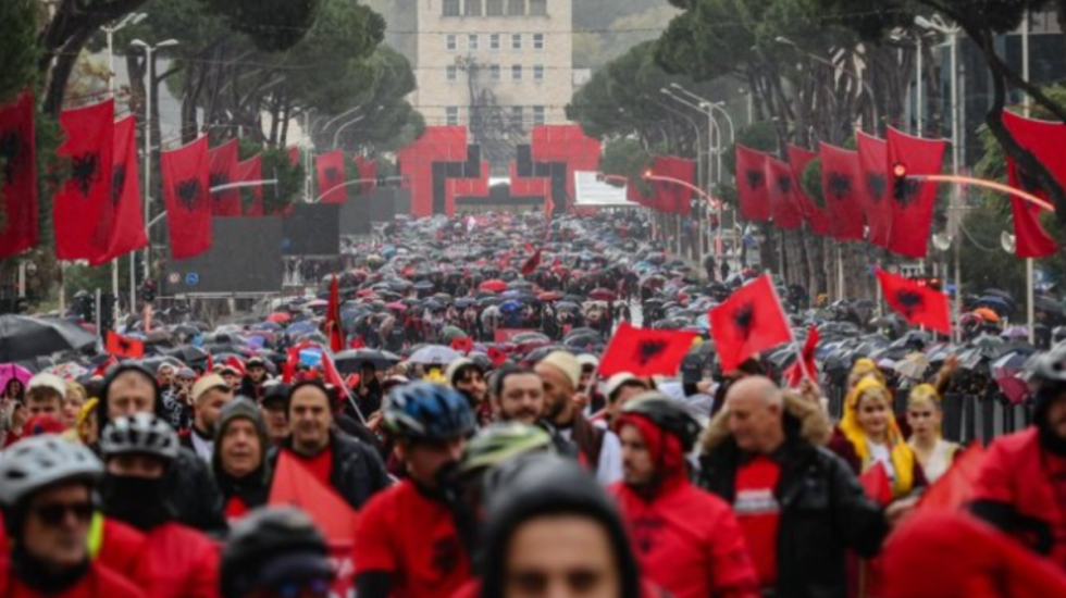 Diaspora mblidhet në Tiranë, Rama: Të strukturojmë një rrjet zemrash që rrahin për Shqipërinë