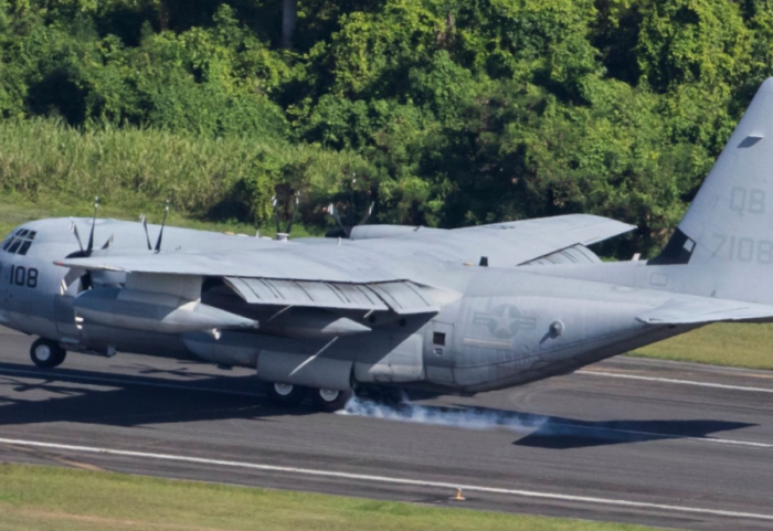 Burri ngjitet në avionin amerikanë në pistë, tenton t’i dëmtojë krahët