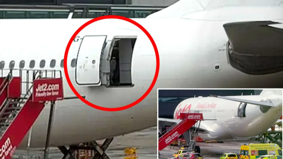 Inxhinieri bie nga dera e avionit në pistë, në gjendje të rëndë