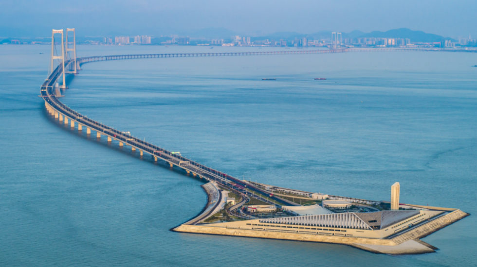 Ura me muze dhe tunel nënujor, ‘përbindëshi’ i betonit 24 km e gjatë, që ka ndërtuar Kina