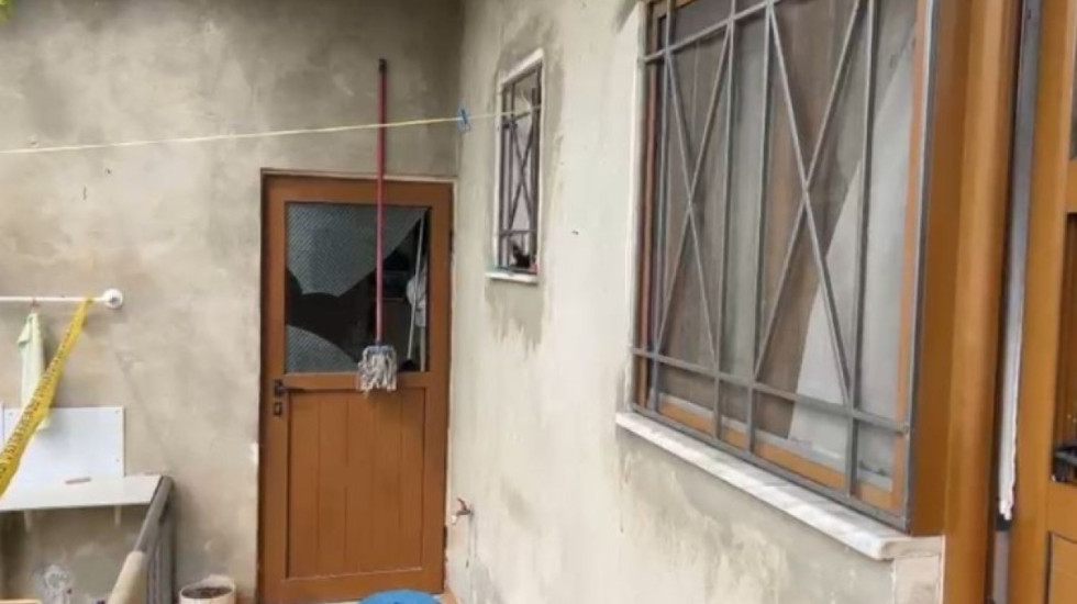 Po hynte për të vjedhur, grabitësi në Fier humb jetën i bllokuar në dritare