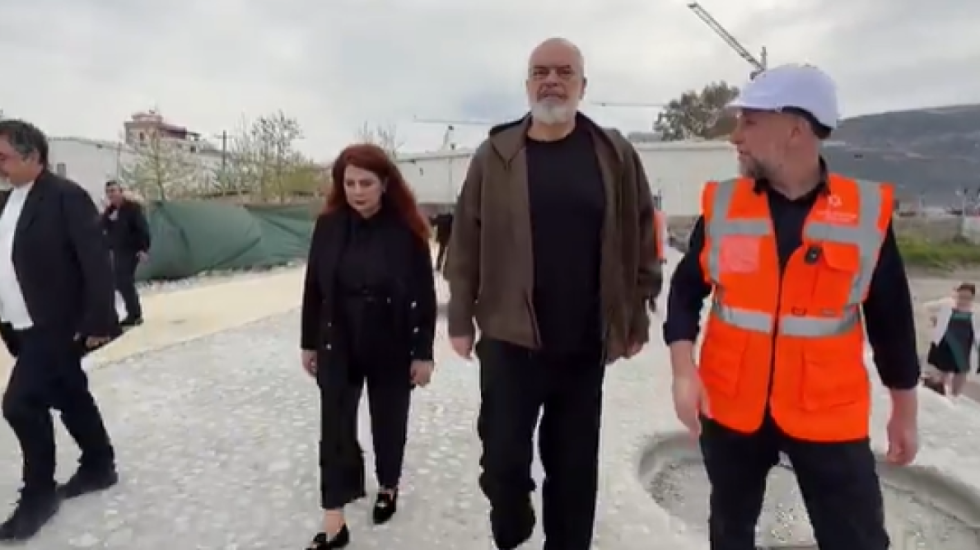 “Zgjidhje të reja për parkimet”, kryeministri Rama inspekton “Lungomare 4” në Vlorë