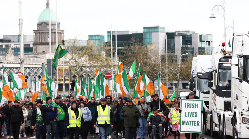 Kriza e naftës nxjerr irlandezët në sheshe, qeveria shpall paketë ndihme mbi 500 milionë euro