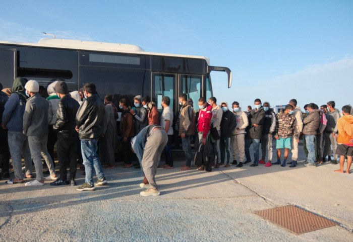 Skandali në Greqi, policia përdori “mercenarë” për të sulmuar emigrantët e paligjshëm