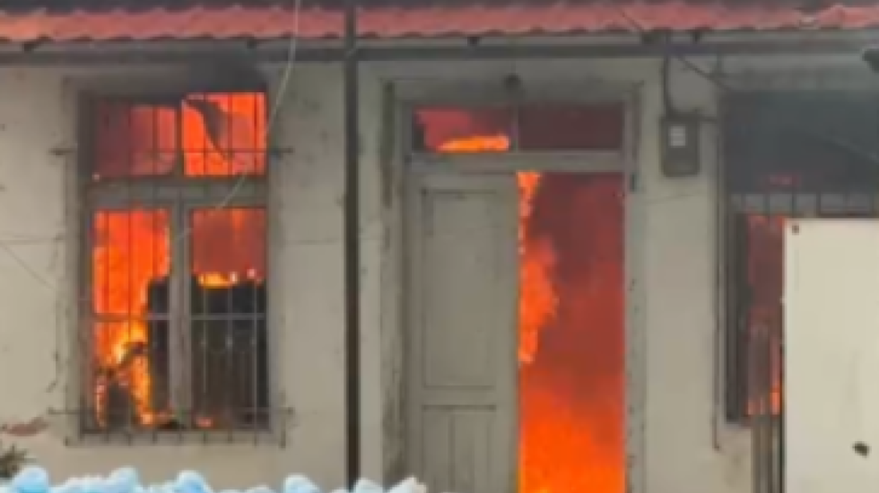 Zjarri shkrumbon banesën në Elbasan, dyshohet për ngjarje të qëllimshme