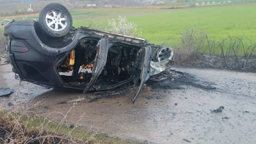 Makina përmbyset dhe shpërthen në flakë, shpëtojnë 3 të rinjtë në Devoll