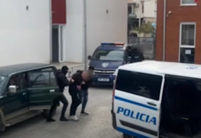 Vodhën biznesin në Mat, dy në pranga dhe një në kërkim