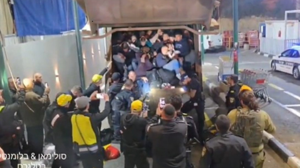 Video e pabesueshme, 68 palestinezë tentojnë të hyjnë në Izrael... brenda një kamioni plehrash!