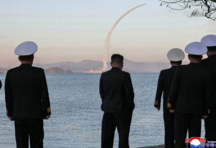 Bota në luftë, Kim Jong Un “luan” me raketa nga shkatërruesi i ri i Koresë së Veriut