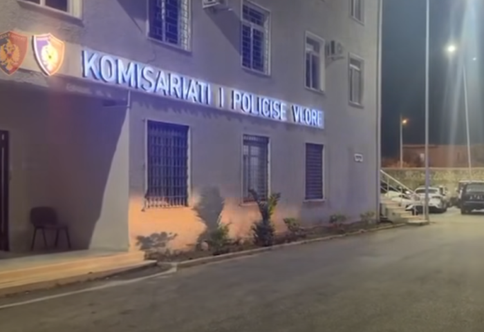 Vlorë, tentojnë ta rrëmbejnë dhe e kanosin me pistoletë sportive të riun, tre në pranga