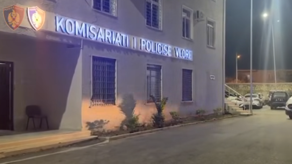 Vlorë, tentojnë ta rrëmbejnë dhe e kanosin me pistoletë sportive të riun, tre në pranga