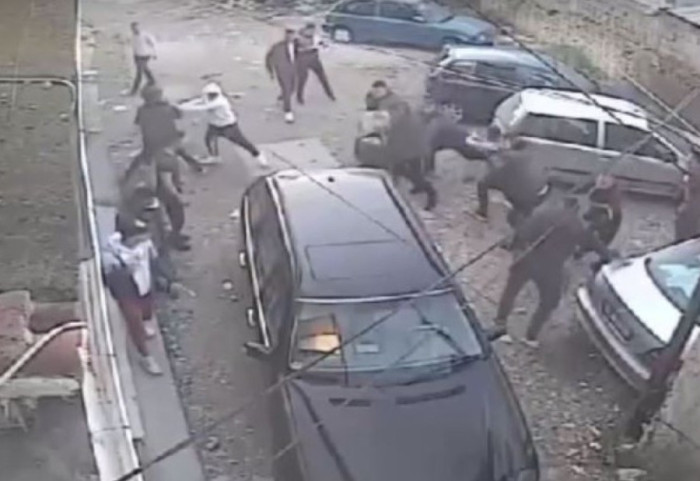 Sherr mes të rinjve në Korçë, plagoset me thikë 16-vjeçari