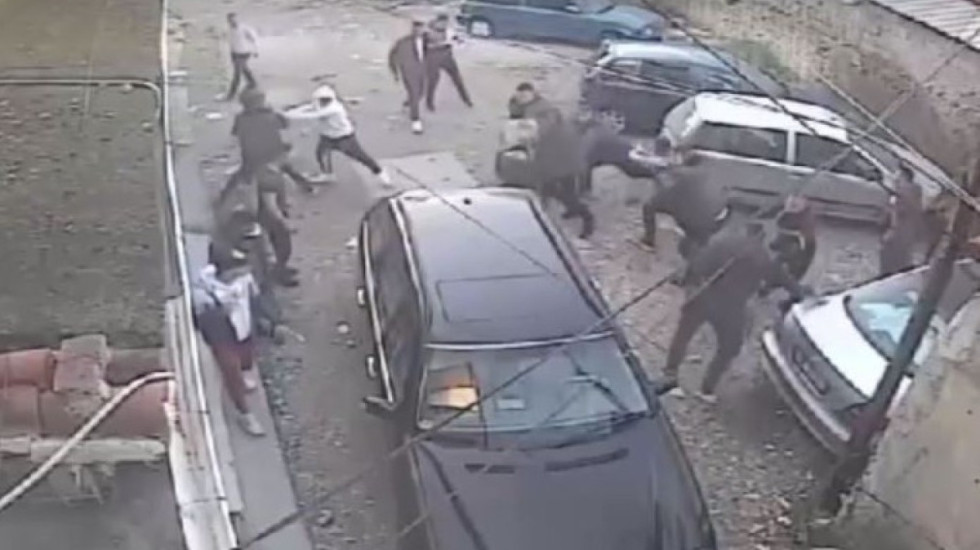 Sherr mes të rinjve në Korçë, plagoset me thikë 16-vjeçari