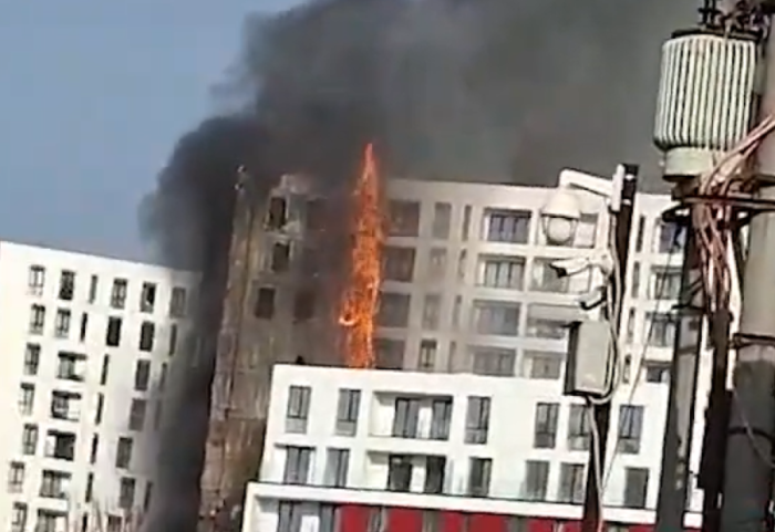 "Do të rindërtojmë", reagon kompania e ndërtimit të pallatit që u dogj: Marrim përsipër shpenzimet