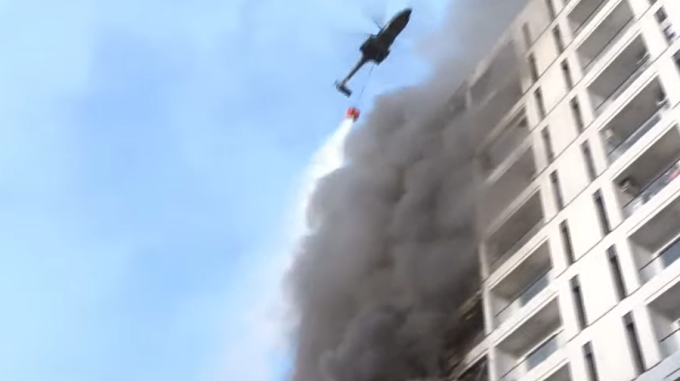 Luftë me flakët, zjarri shkrumbon pallatin në Tiranë, 11 të lënduar