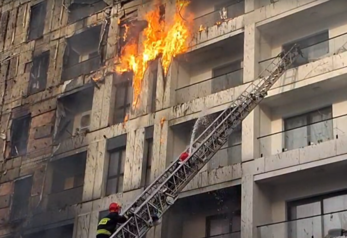 Flakët shkrumbojnë pallatin në Tiranë, zjarrfikësit shpëtojnë banorët, 6 të lënduar